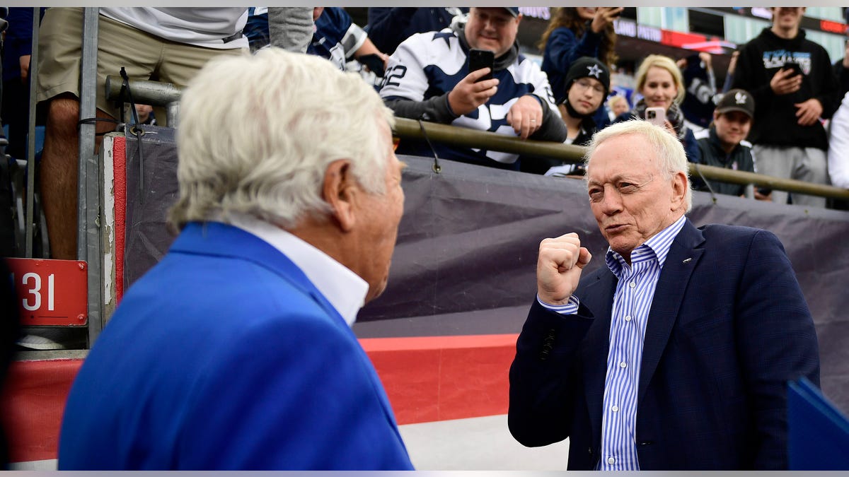 Jerry Jones reacts to Robert Kraft