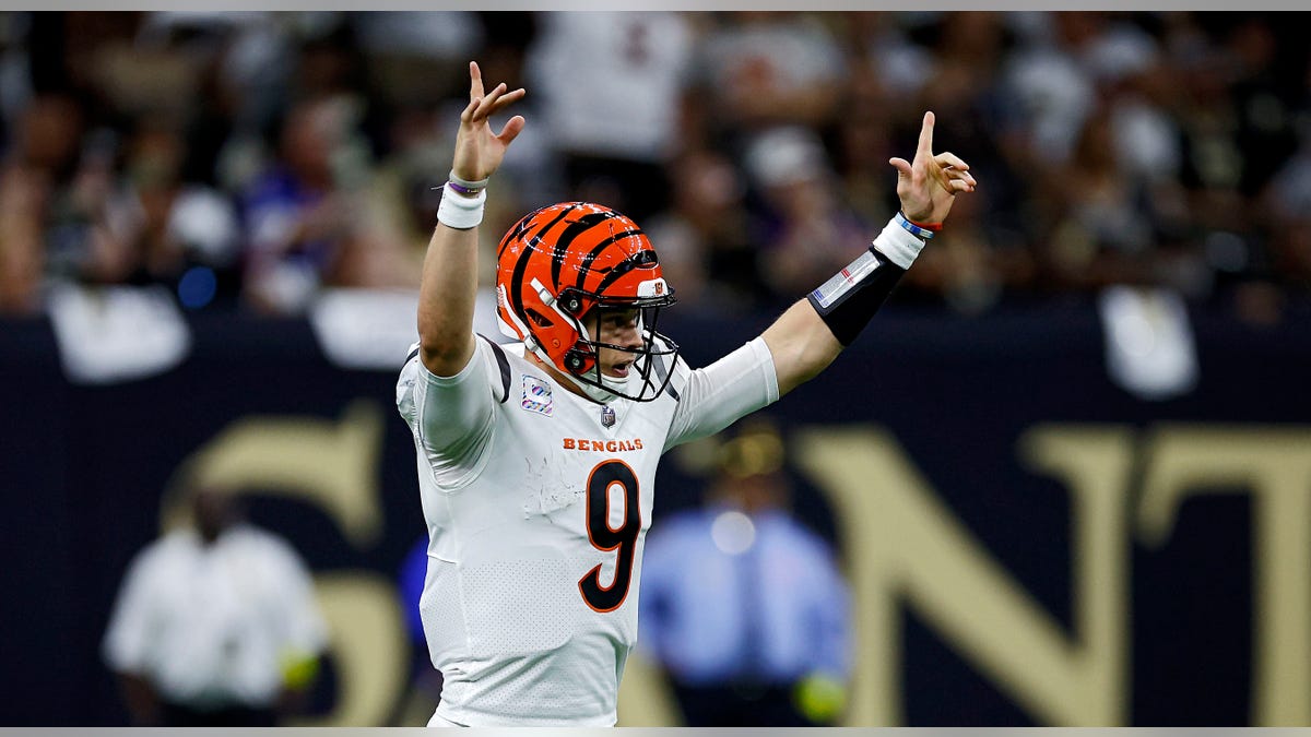 Joe Burrow with arms up