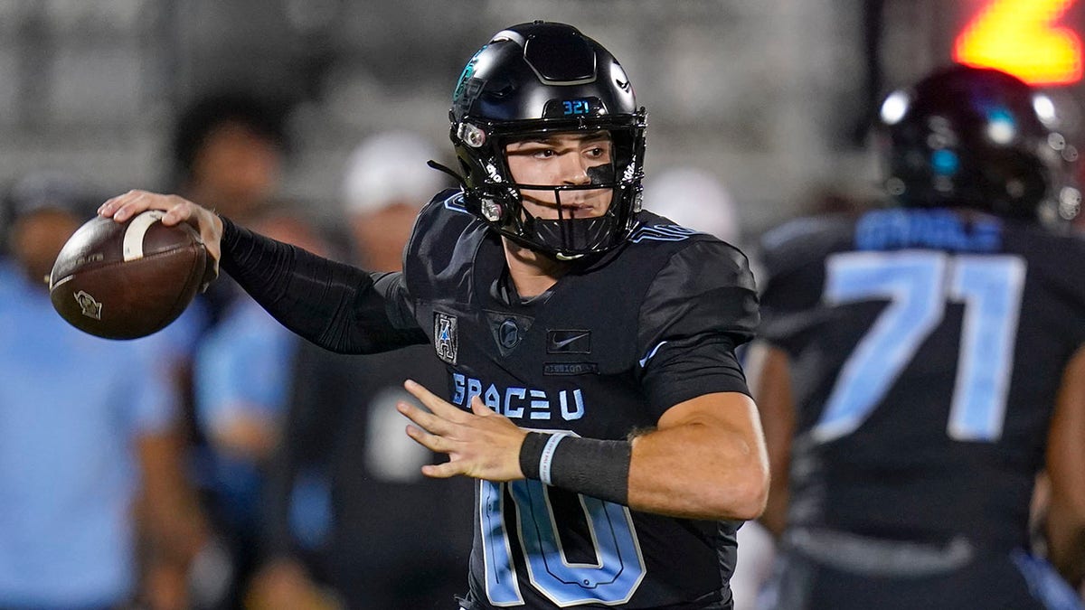 John Rhys Plumlee throwing for UCF