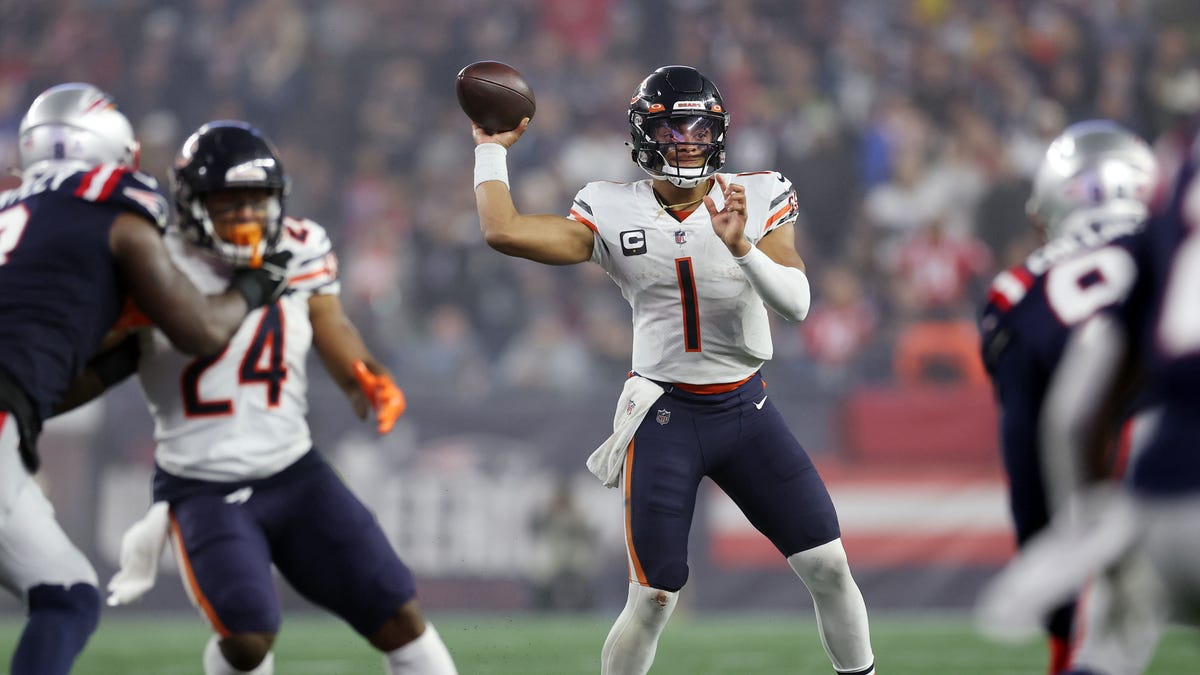 Justin Fields throws ball 