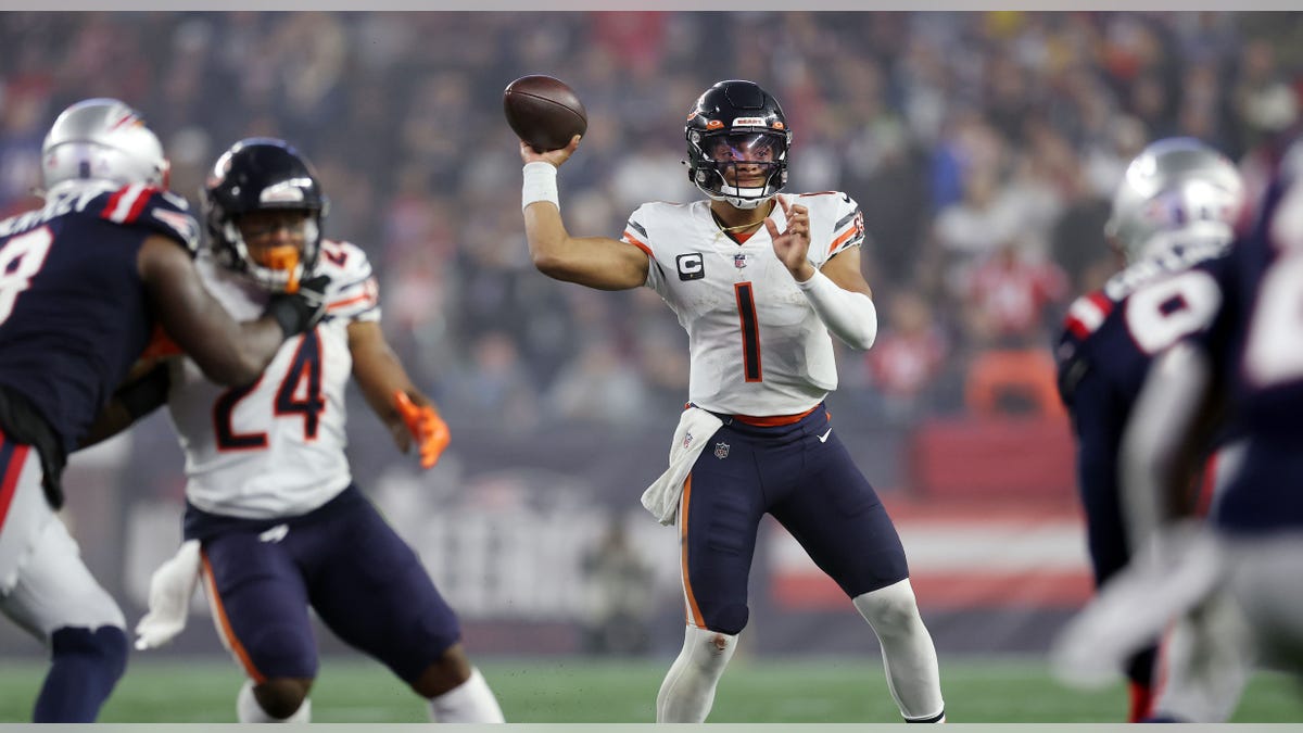 Justin Fields throws ball 