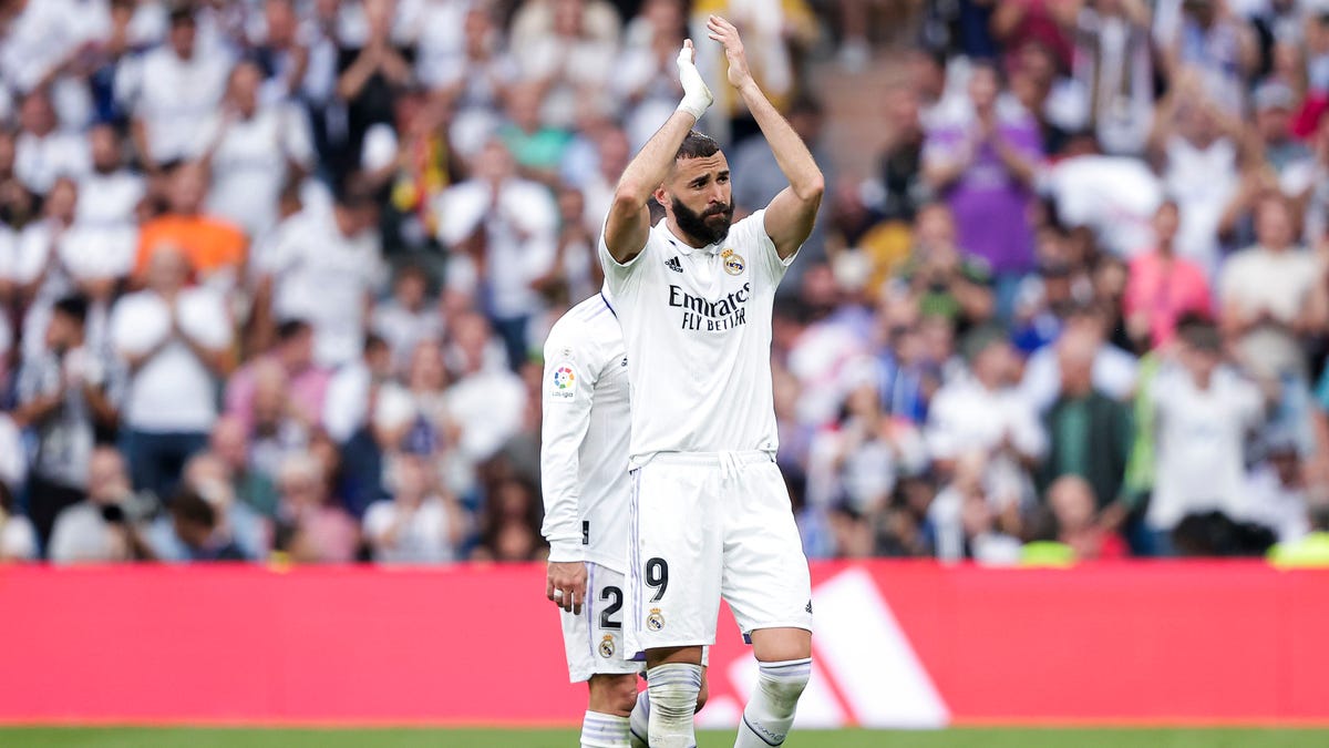 Karim Benzema claps