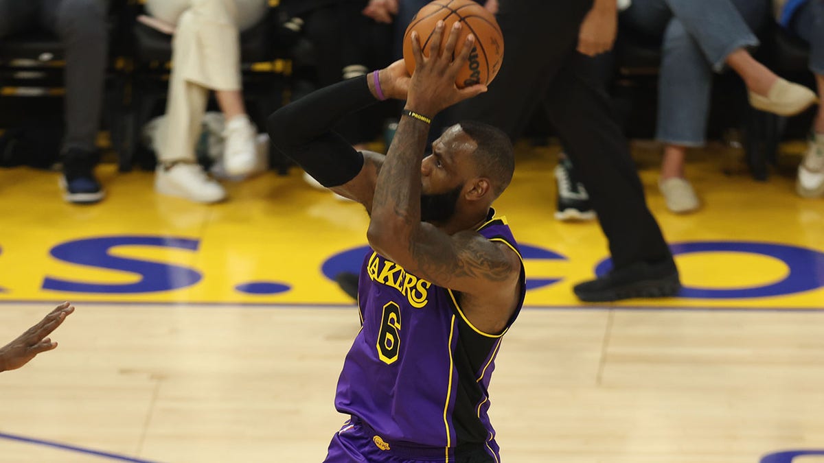 LeBron James gives harsh criticism of his own Lakers