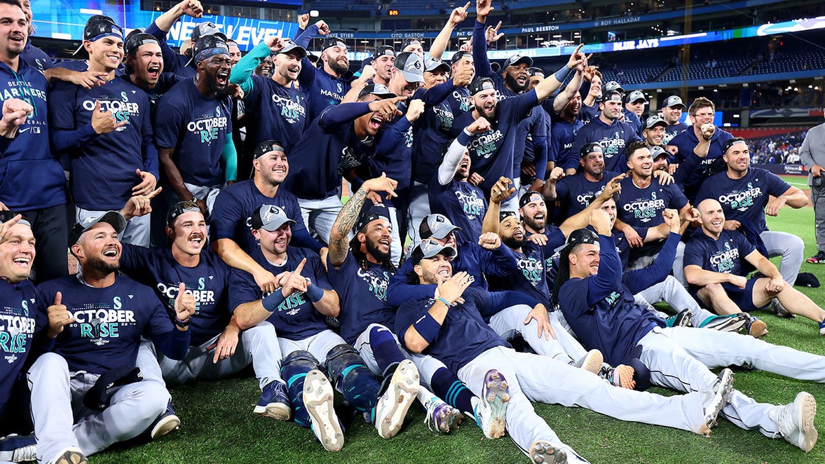 Mariners celebrate wild card series win