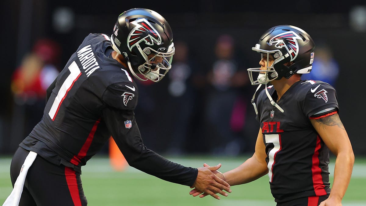 Marcus Mariota shakes Younghoe Koo's hand