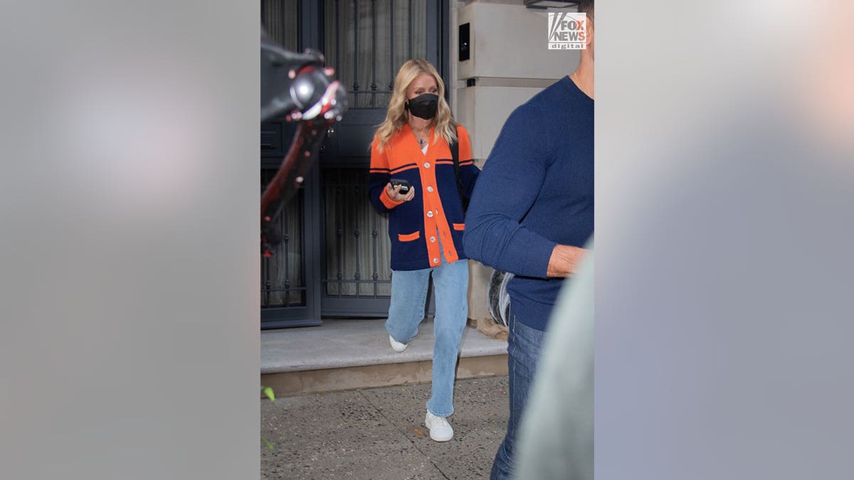 Kelly Ripa leaves her apartment