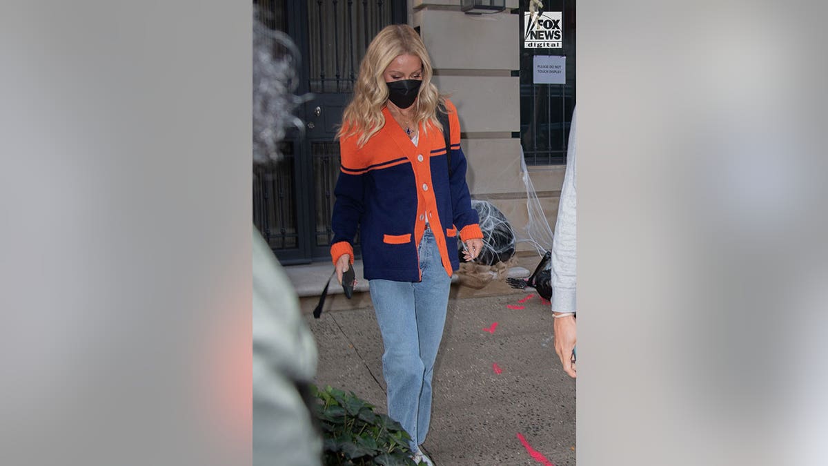 Kelly Ripa wears a black mask as she leaves her apartment