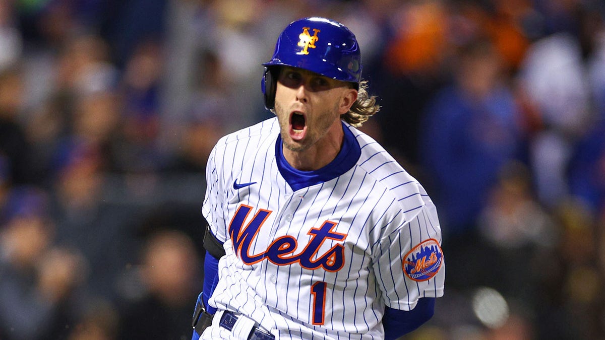 Jeff McNeil hyped during hit