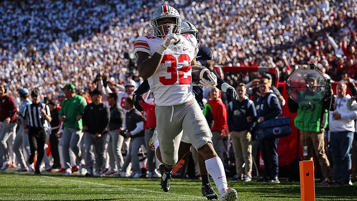 TreVeyon Henderson running into end zone