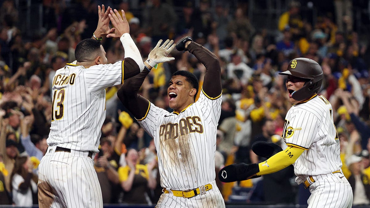 Padres celebrate big inning
