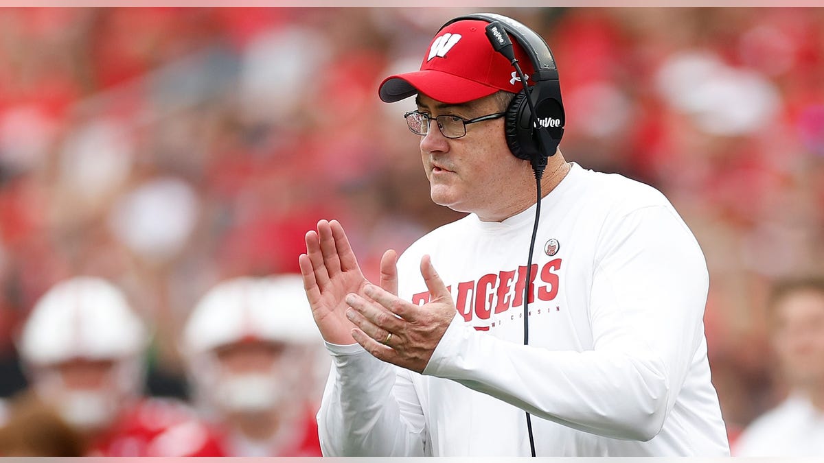 Paul Chryst claps