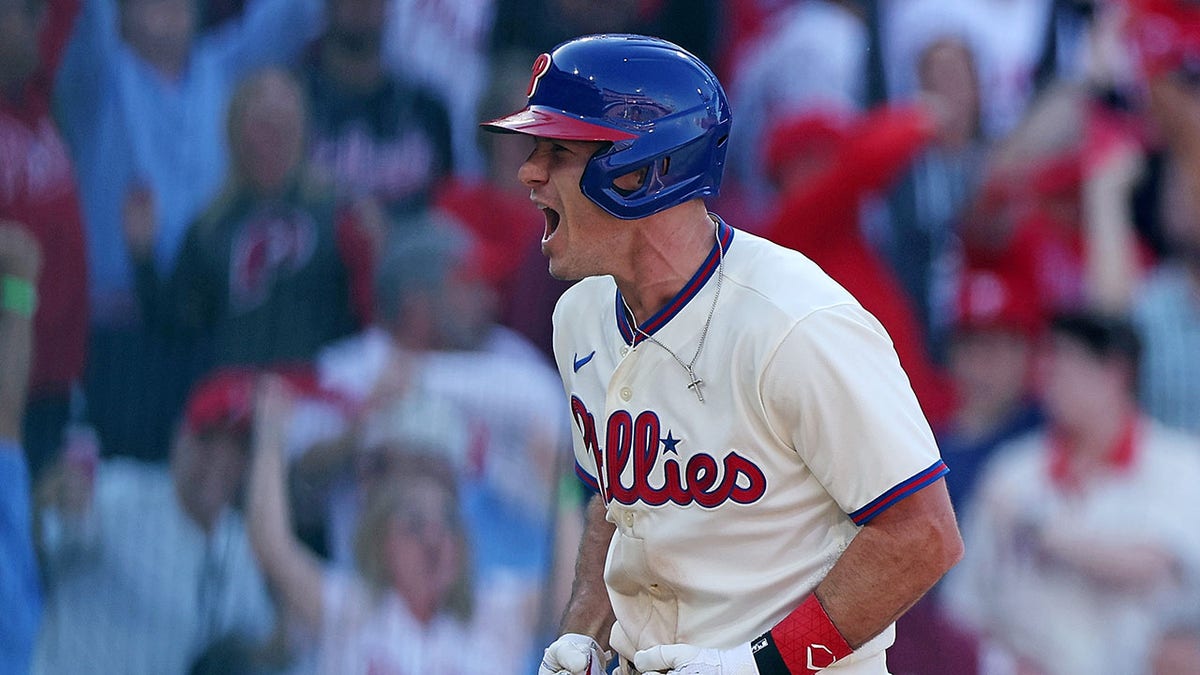 JT Realmuto hits inside-the-park home run to inch Phillies closer to NLCS