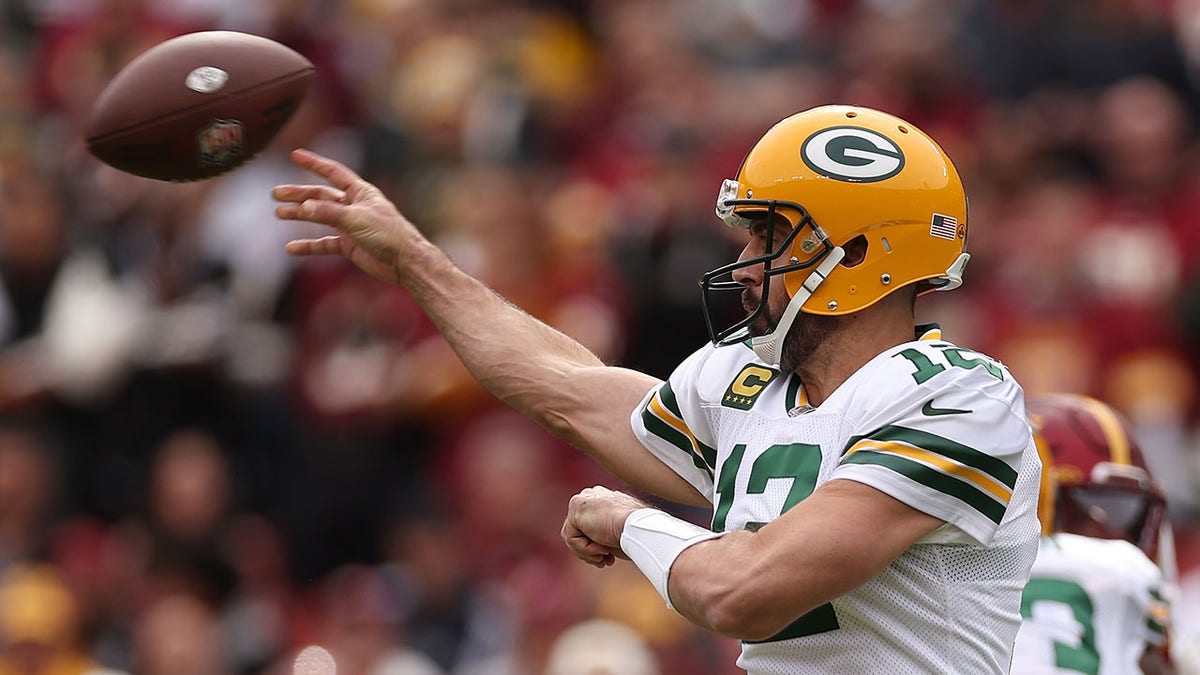 Aaron Rodgers throwing