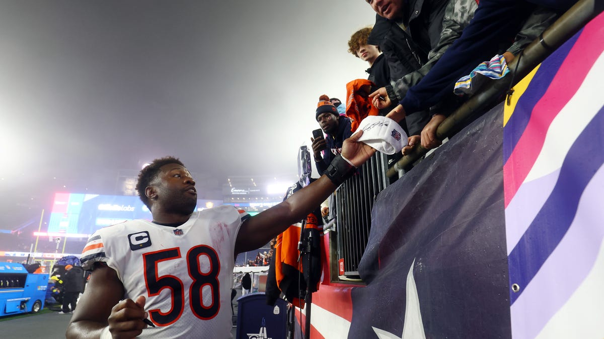 Roquan Smith signs hat for fan