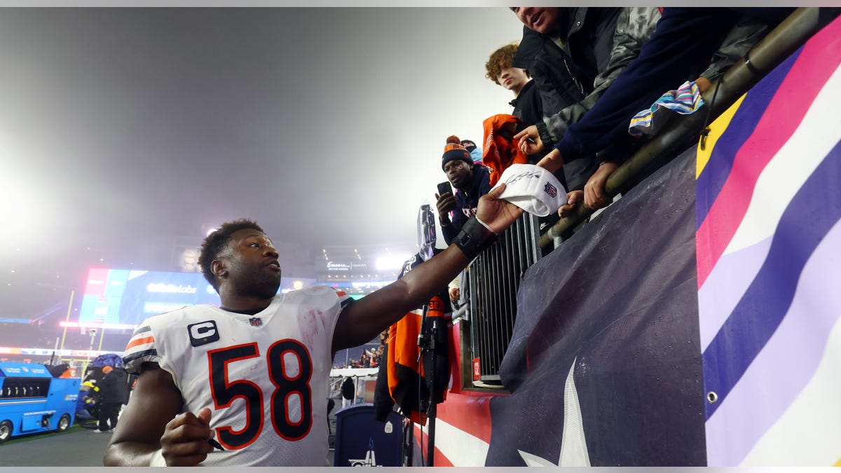 Roquan Smith signs hat for fan