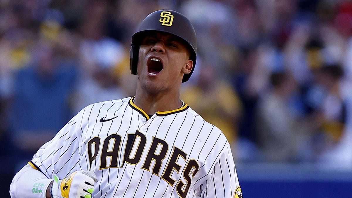 Juan Soto may want to test free agency in 2024 – how that affects Padres’ asking price, his next destination 1 Juan Soto celebrates RBI double