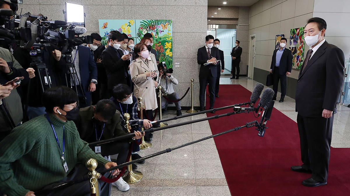 Yoon Suk Yeol with mask