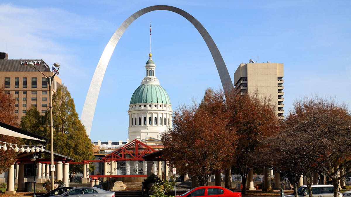 Gateway arch seen in St. Louis 