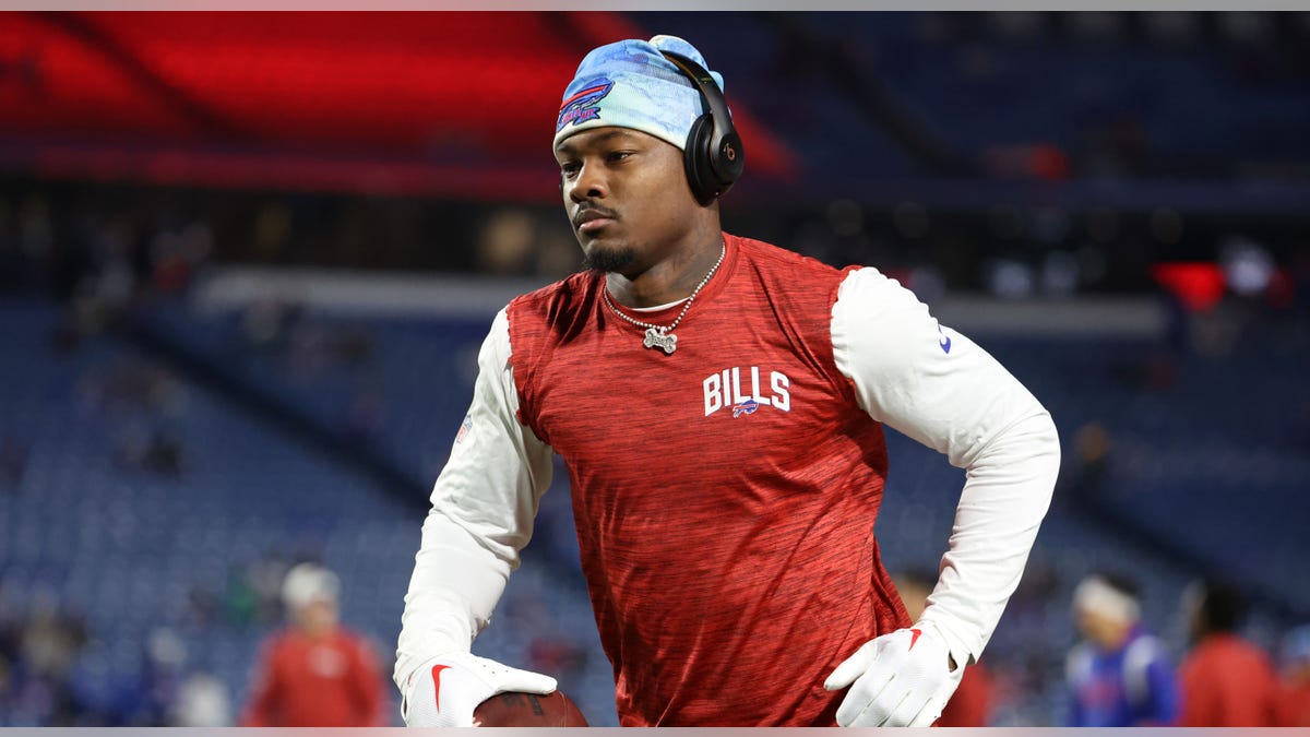 Stefon Diggs warms up before game
