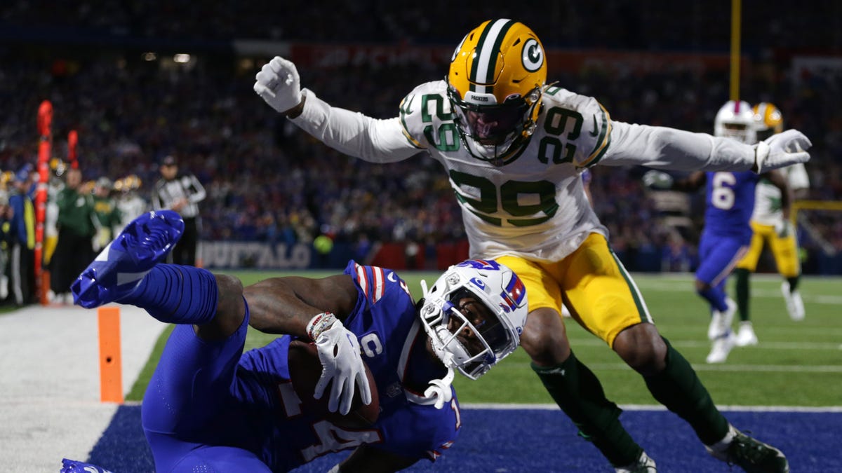 Bills' Stefon Diggs talks trash to Packers' Jaire Alexander