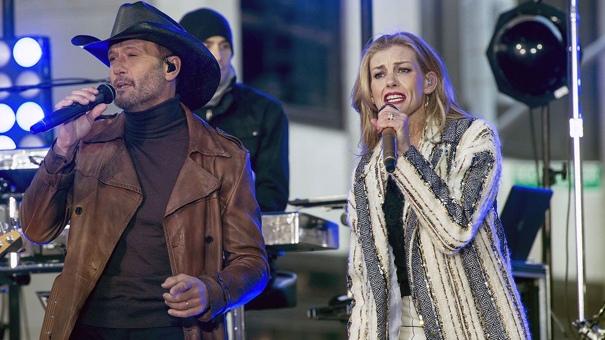 Tim McGraw and Faith Hill performing together