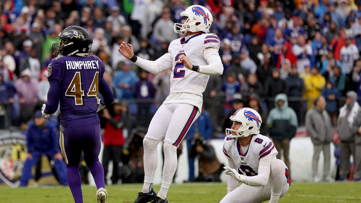 Bills Game Blog: Record setting day for Bass gets Bills a win