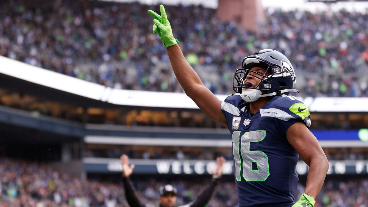 Tyler Lockett throws up peace sign to crowd