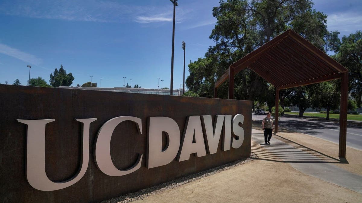 UC Davis entrance sign