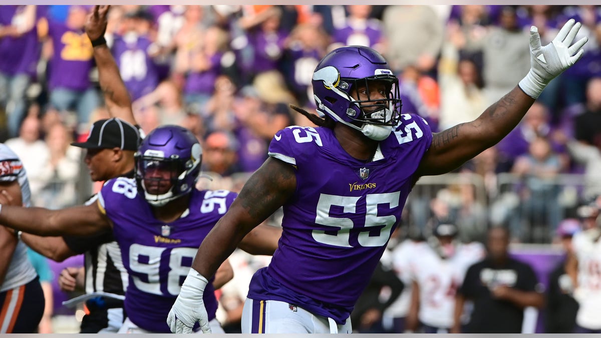 Vikings defense celebrates sack