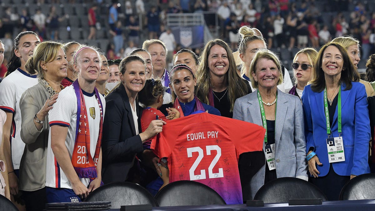 US Soccer Federation celebrates equal pay