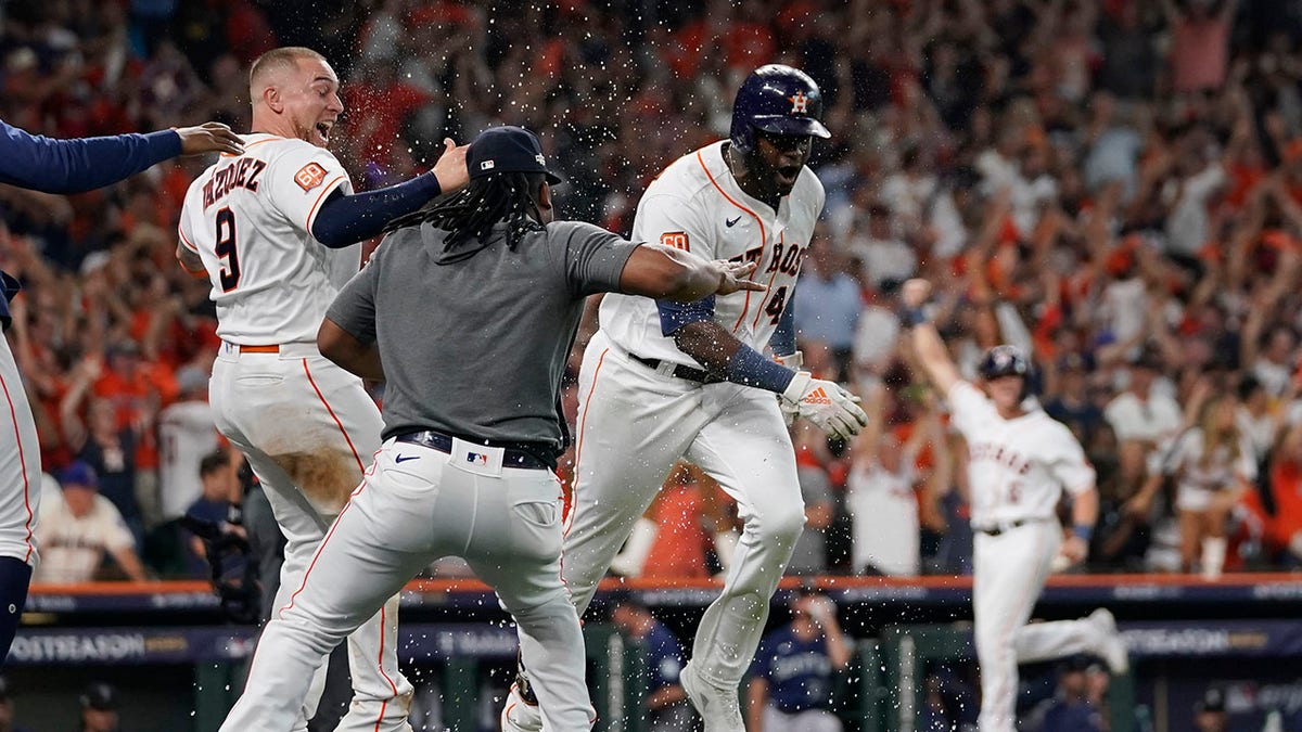 Yordan Alvarez hits walk off HR