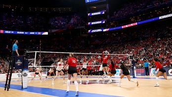 Wisconsin women's volleyball takes court, wins for first time since leaked photos scandal