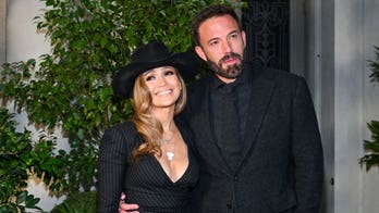Jennifer Lopez, Ben Affleck cozy up for first red carpet appearance since getting married