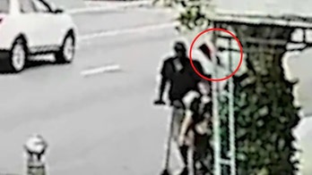 Woman hit with fire extinguisher in Los Angeles, police search for suspect