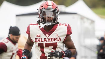 Oklahoma DB carted off field on stretcher after scary tackle