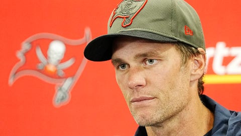 Tom Brady screams at Bucs teammates to get fired up during brutal loss to 49ers