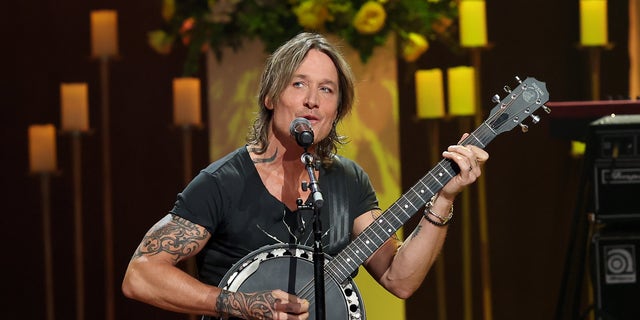 Keith Urban performed Loretta Lynn's "You're Looking at Country" on stage.