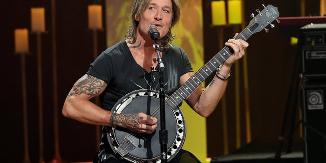 Keith Urban performed Loretta Lynn's "You're Looking at Country" on stage.