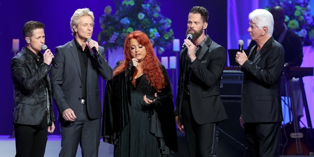 Wes Hampton, Reggie Smith, and Adam Crabb of the Gaither Vocal Band, along with Wynonna Judd and Larry Strickland gave the opening performance of Loretta Lynn's tribute, singing "How Great Thou Art."