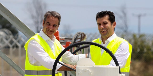 Ο Έλληνας πρωθυπουργός Κυριάκος Μητσοτάκης και ο Βούλγαρος ομόλογός του Kirill Petkov φωτογραφίζονται κατά την τελετή έναρξης του αγωγού φυσικού αερίου Interconnector Greece-Bulgaria (IGB) που θα μεταφέρει αέριο από την Κομοτηνή στη Στάρα Ζαγόρα στη Βουλγαρία, στην Κομοτηνή, Ελλάδα, στις 8 Ιουλίου. 2022. 