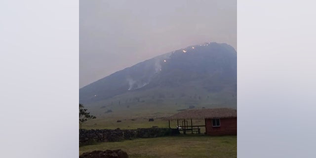 الدخان يتصاعد من حريق مشتعل في بركان رانو راراكو في جزيرة إيستر ، تشيلي ، في 6 أكتوبر 2022 ، في هذه الصورة المأخوذة من وسائل التواصل الاجتماعي. 