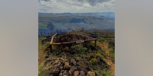 Khói bốc lên từ ngọn lửa đang bùng cháy tại khu vực núi lửa Rano Raraco trên đảo Phục Sinh, Chile vào ngày 6 tháng 10 năm 2022, trong hình ảnh này có được từ phương tiện truyền thông xã hội. 
