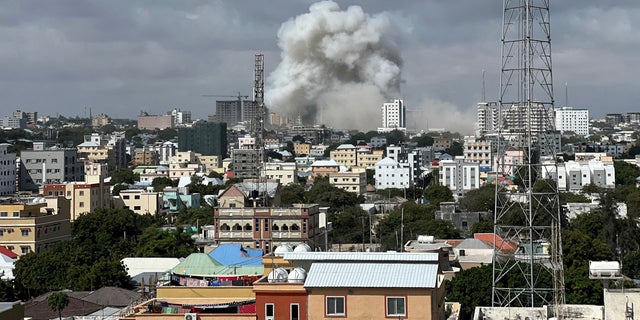در این تصویر که از رسانه های اجتماعی به دست آمده است، نمایی نشان می دهد که پس از انفجار خودروی بمب گذاری شده در وزارت آموزش سومالی در موگادیشو، سومالی، دود بلند می شود.