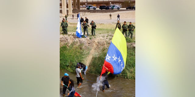 Agentes de la patrulla fronteriza de EE. UU. disparan balas de goma a los migrantes venezolanos que regresan a México a lo largo del Río Bravo después de cruzar los Estados Unidos durante una protesta contra las nuevas políticas de inmigración, visto desde Ciudad Juárez, México, el 31 de octubre de 2022. 