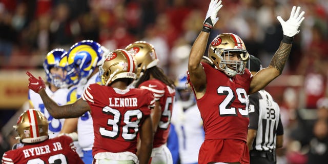 La sécurité Talanoa Hufanga # 29 des 49ers de San Francisco célèbre après un échappé des Rams de Los Angeles au cours du quatrième trimestre au Levi's Stadium le 03 octobre 2022 à Santa Clara, en Californie.