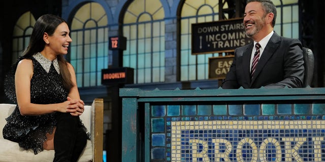 Mila Kunis, ailesiyle birlikte genç yaşta Ukrayna'dan göç etmeyi tartıştı. Süreç boyunca New York City'den geçti ve ilk burgerini ve Coca-Cola'sını aldı.