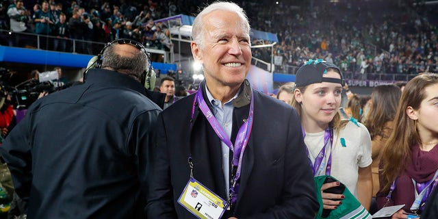 Voormalig vice-president Joe Biden kijkt tijdens vieringen nadat de Philadelphia Eagles de New England Patriots hebben verslagen in de Super Bowl LII in het US Bank Stadium op 4 februari 2018 in Minneapolis, Minnesota.