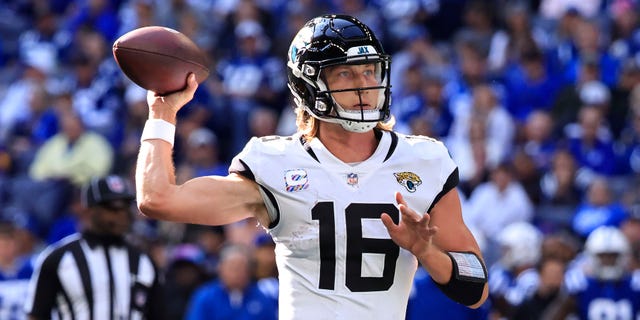 Trevor Lawrence #16 de los Jacksonville Jaguars lanza un touchdown contra los Indianapolis Colts durante el último cuarto en el Lucas Oil Stadium el 16 de octubre de 2022 en Indianápolis, Indiana.