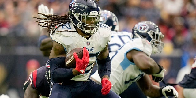 El corredor de los Tennessee Titans, Derrick Henry, conduce 29 yardas para un touchdown contra los Houston Texans durante la primera mitad de un juego el 30 de octubre de 2022 en Houston.