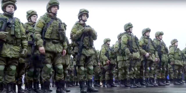 Auf diesem Foto aus einem vom Pressedienst des russischen Verteidigungsministeriums veröffentlichten Video stehen russische Rekruten am 1. Oktober 2022 vor einer Militärübung im Patriot Park außerhalb von Moskau.